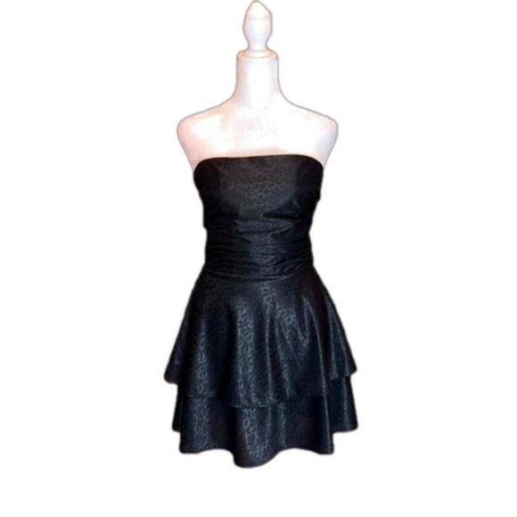 URBAN RENEWAL Adorable & Sexy Black
Strapless Mini Dress Size S - Picture 1 of 6